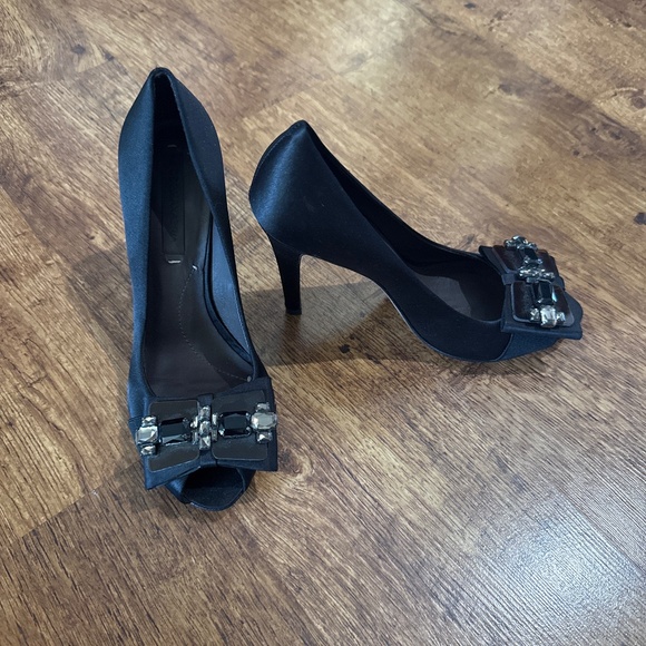 BCBG satin pumps - Picture 1 of 1
